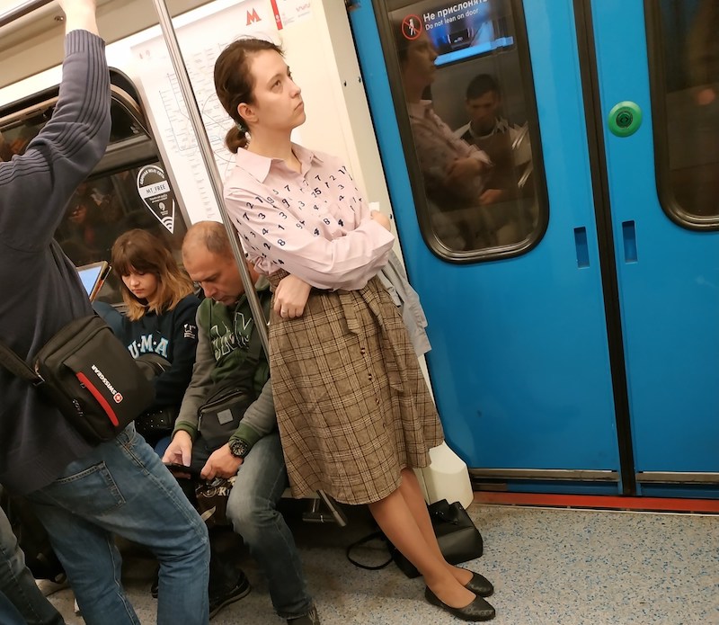 Белые трусики под юбкой чувак заснял на камеру в метро у одной дамы
