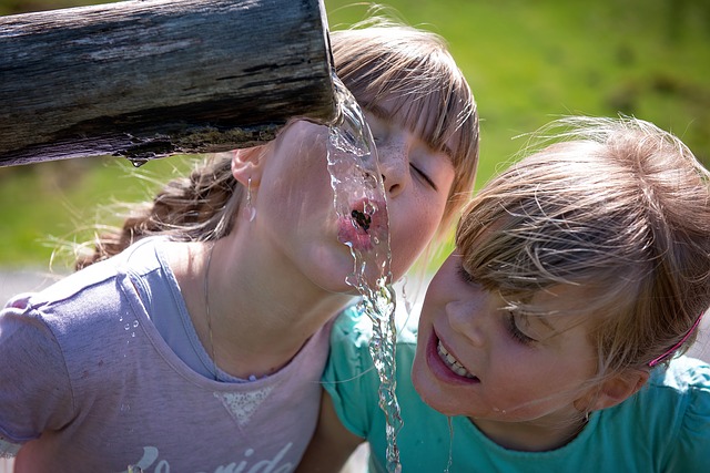 Летняя жара, дети пьют воду