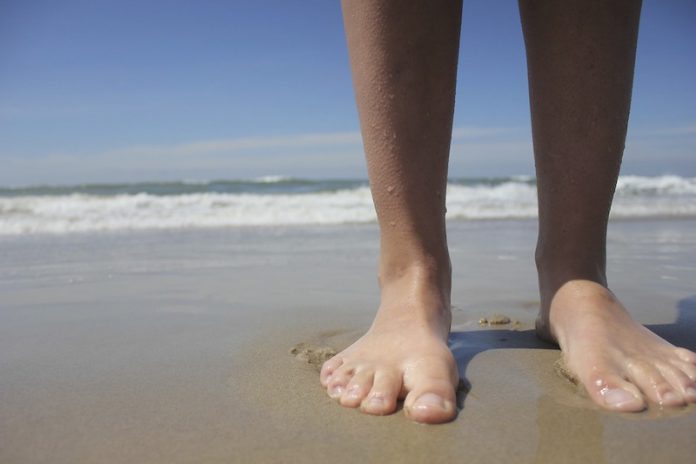 Босые ноги, пляж, песок, вода