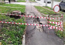 Женщина с ребенком упали в яму с кипятком в Новосибирске