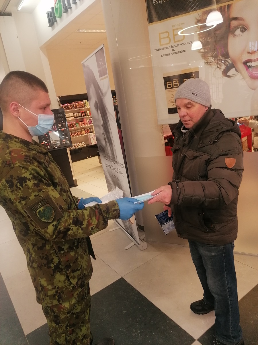Добровольцы раздают защитные маски в Нарвском торговом центре