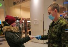 Добровольцы раздают защитные маски в Нарвском торговом центре