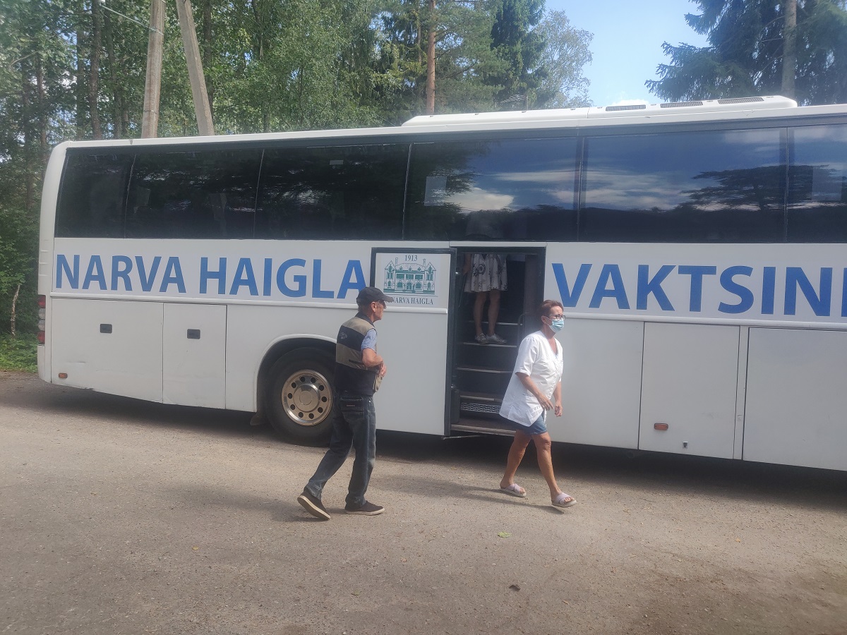 Спутник автобусные туры. Автобус Спутник. Автобус для прививок. Поездка в Финляндию на автобусе для вакцинации. 64 Автобус Спутник проба.