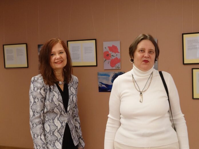 Хейли Ваус-Тамм (слева) и автор нескольких картин Стелла Эгисман
