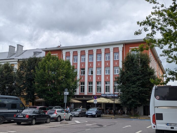 Нарвская горуправа, Old Trafford, Петровская площадь