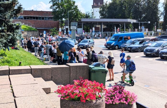 Пограничный пeнкт пропуска Narva-1, граница, очередь