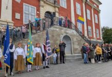сбор Эстонского образовательного городка на Ратушной площади Нарвы