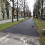 Новый асфальт на пешеходных дорожках кое-где, но все же появляется тротуар, ул Пушкини