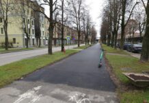 Новый асфальт на пешеходных дорожках кое-где, но все же появляется тротуар, ул Пушкини