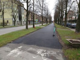 Новый асфальт на пешеходных дорожках кое-где, но все же появляется тротуар, ул Пушкини