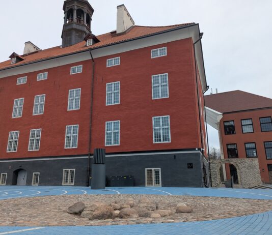 Нарвские фонтаны, Стокгольмская площадь, ратуша