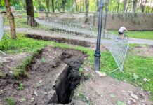 В Темном саду частично раскопали Темные ворота, но скоро опять закопают Откопанная часть Темных ворот