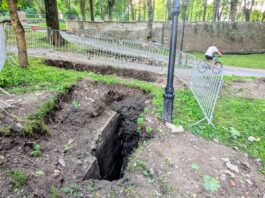 В Темном саду частично раскопали Темные ворота, но скоро опять закопают Откопанная часть Темных ворот