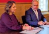 «Свой театр создать непросто». Нарва заключила договор о сотрудничестве с таллиннским «Сюдалинна» Анне-Лий Пяйв и мэр Нарвы Яан Тоотс