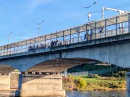 Стоят на мосту. С 30 сентября переход из Ивангорода в Нарву может занять многие часы мост на границе, граница