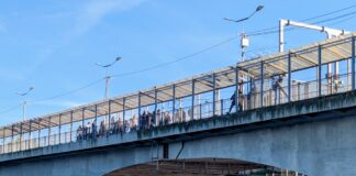 Стоят на мосту. С 30 сентября переход из Ивангорода в Нарву может занять многие часы мост на границе, граница