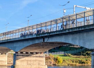 Стоят на мосту. С 30 сентября переход из Ивангорода в Нарву может занять многие часы мост на границе, граница